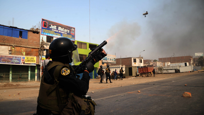 Autoridades peruanas informaron que grupos violentos irrumpieron en la protesta pacífica.
