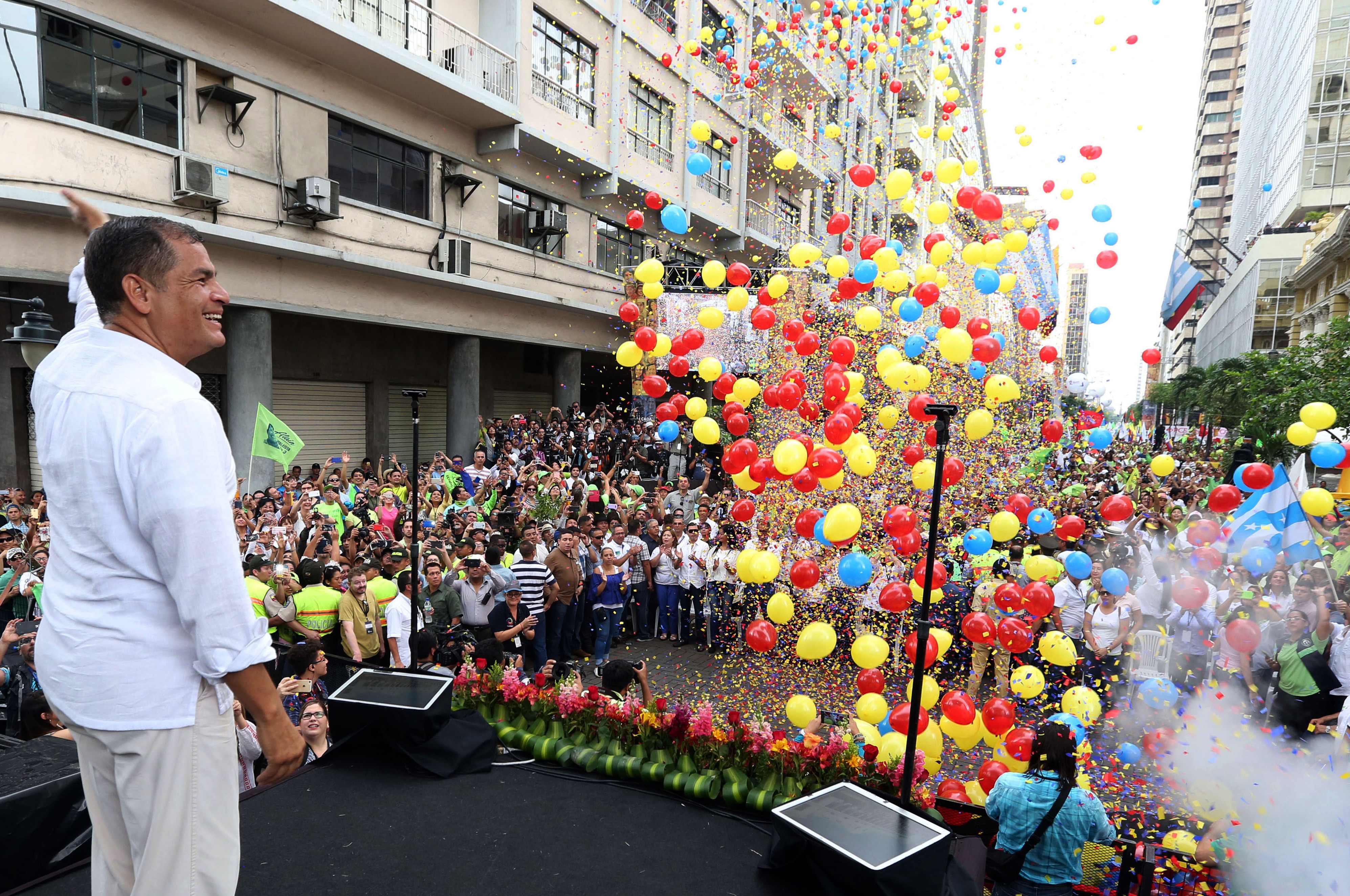 Rafael Correa (i), saludando a los asistentes durante el acto para conmemorar el décimo aniversario de su llegada al poder, en Guayaquil, Ecuador,