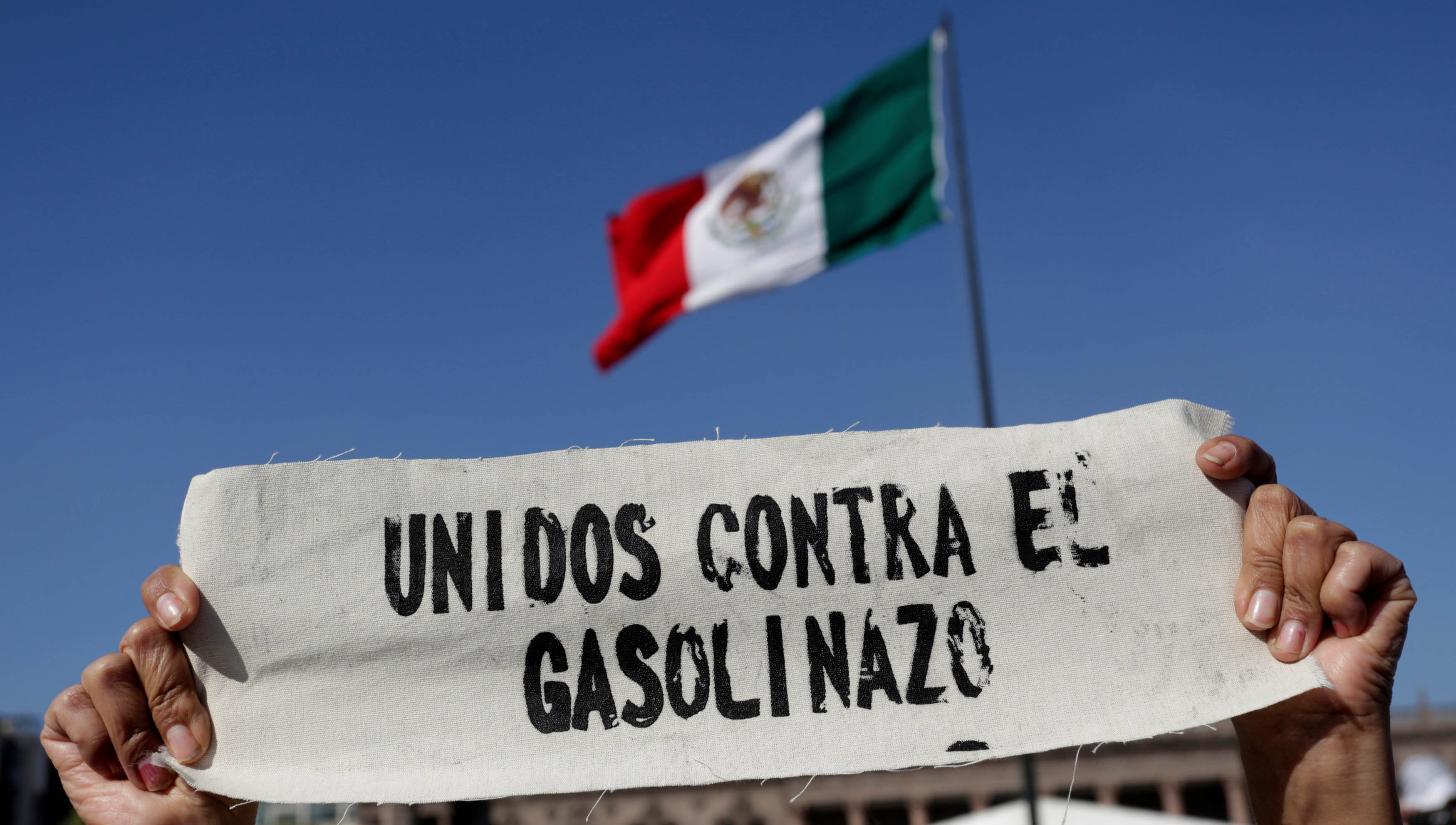Cada vez más organizaciones sociales se suman a las manifestaciones en contra del incremento del precio de la gasolina.