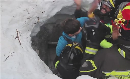 Rescatistas socorren a un niño sobreviviente entre los escombros del hotel Rigopiano, en Italia.