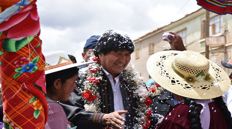 Los bolivianos junto al presidente Evo Morales celebran siete años desde la creación del Estado Plurinacional.