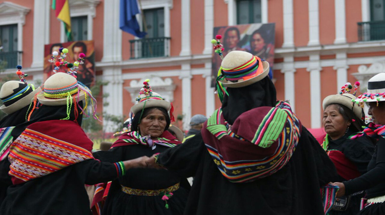 Movimientos sociales y comunidades originarias de ese país indígena iniciaron las celebraciones desde las 07H00 hora local concentrados en la Plaza Murillo, frente al Palacio de Gobierno.