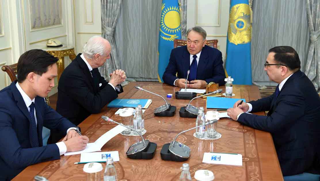 El Presidente kazajo (c) reafirmó a la delegación siria su objetivo de paz.
