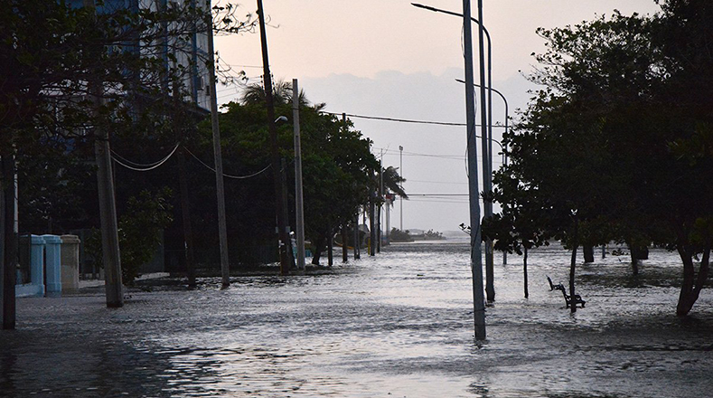 Zonas bajas del litoral habanero inundadas este lunes.