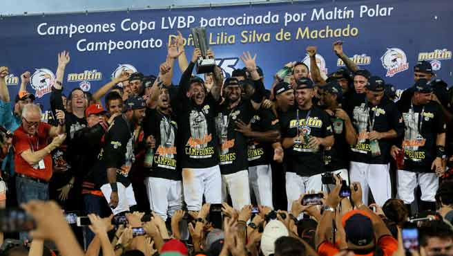 Las Águilas del Zulia festejan su triunfo en la liga venezolana de béisbol.
