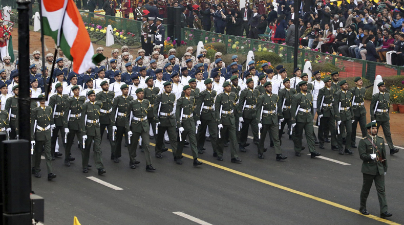 Los soldados del contingente de Emiratos Árabes participan en las celebraciones del Día de la república en Nueva Delhi, la capital. 