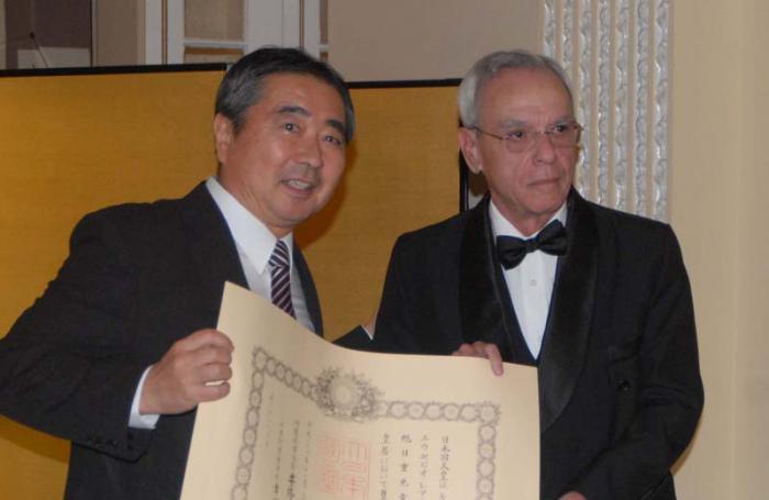 Eusebio Leal recibió la distinción de manos de Masaru Watanabe, embajador de Japón en La Habana.