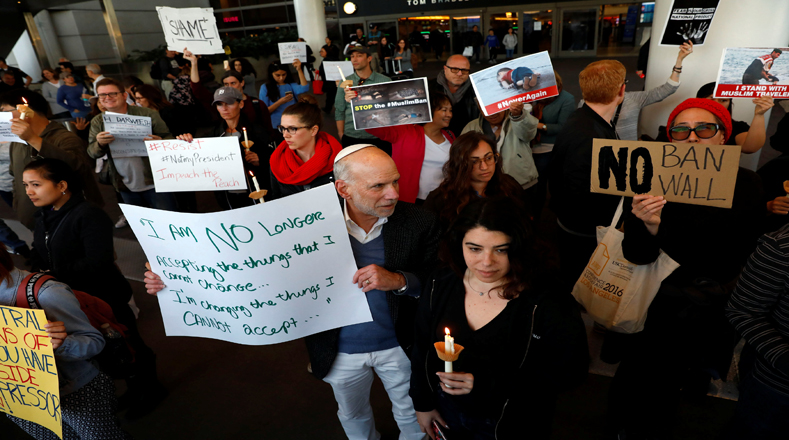 La orden ejecutiva firmada por Trump generó protestas en aeropuertos de varias ciudades, donde refugiados fueron detenidos al tener prohibida la entrada al país.