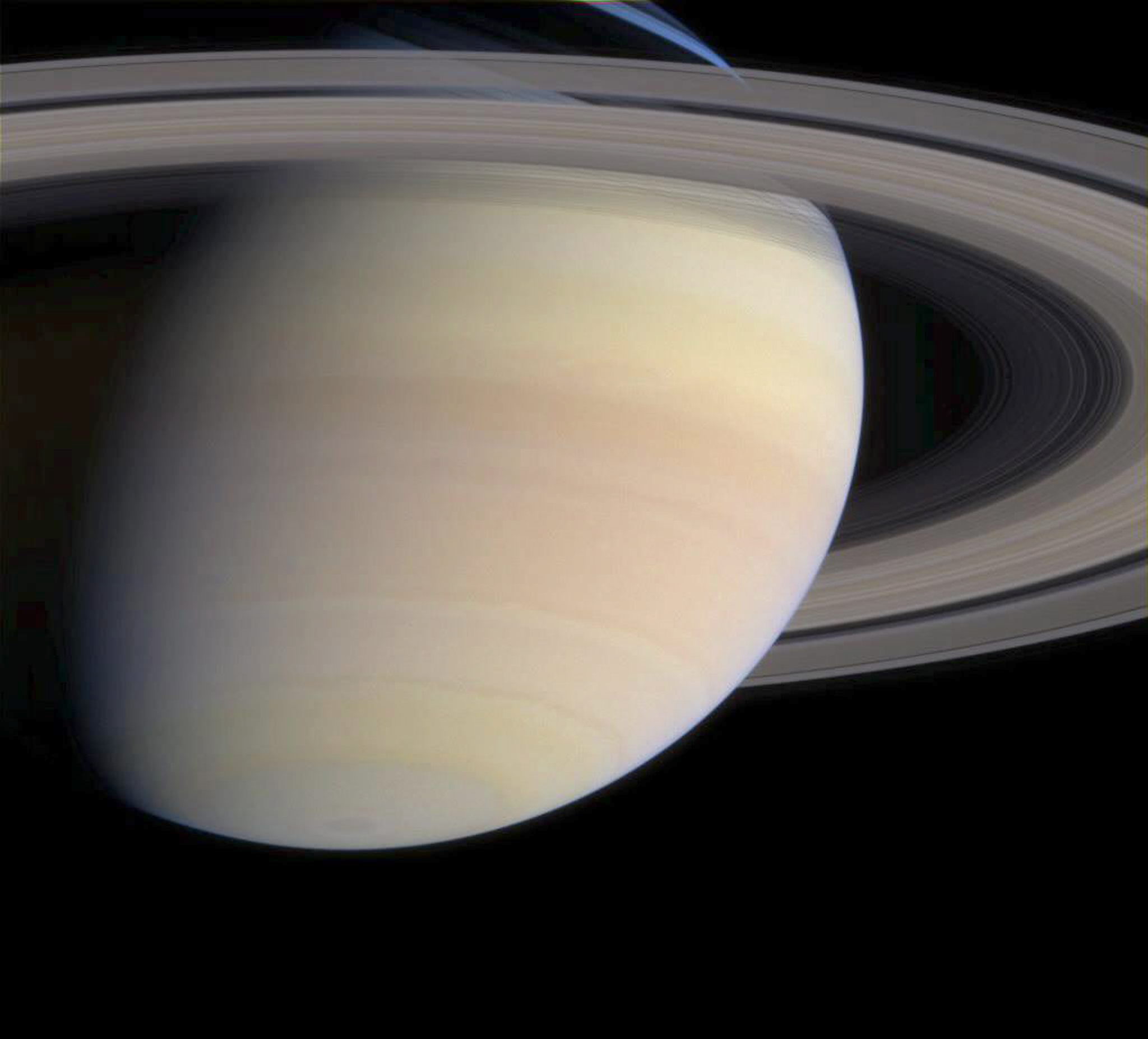 Las primeras imágenes tomadas por Cassini eran impresionantes, pero un poco oscuras y ruidosas.