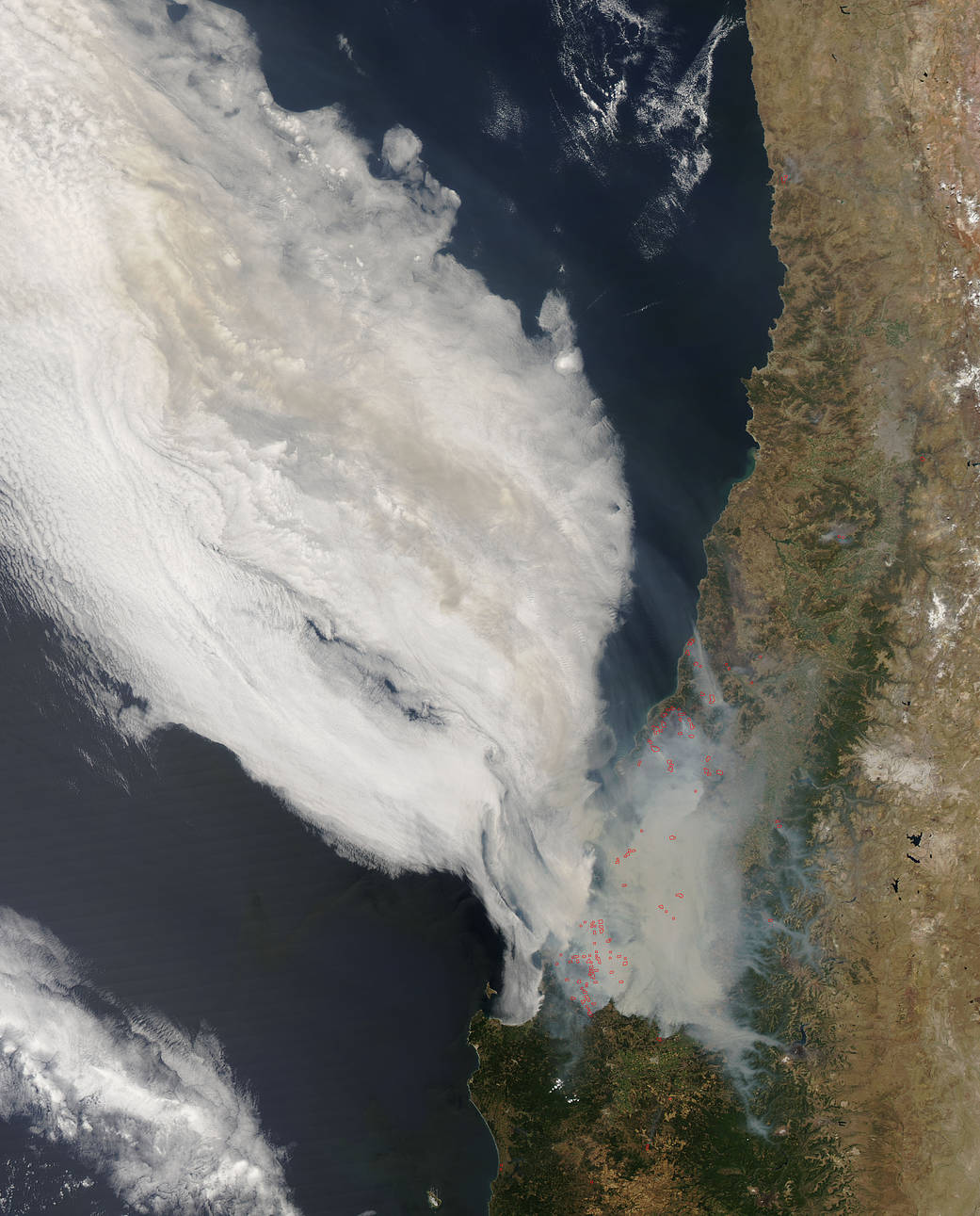 Las fotografías fueron tomadas a 705 km de altura y muestran las columnas de humo que se elevan sobre el océano Pacífico.