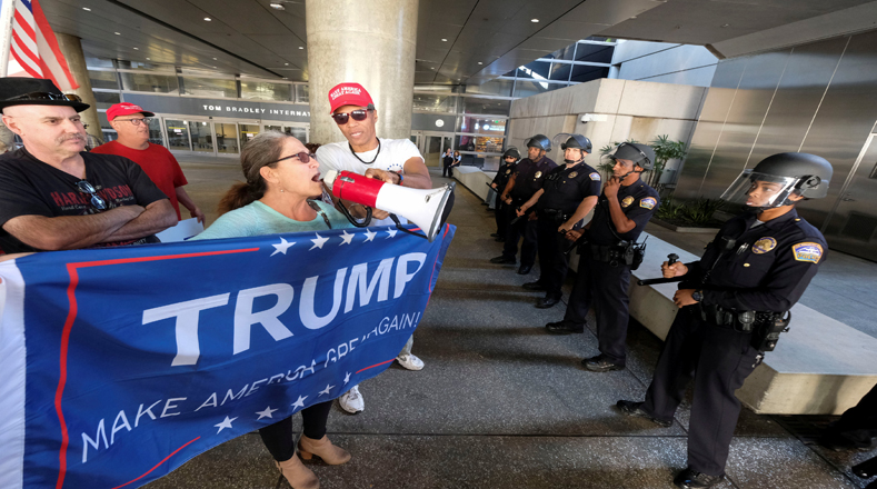 En la concentración particIparon representantes de grupos hispanos que defienden el decreto que veta de manera temporal la entrada de ciudadanos de siete países de mayoría musulmana a EE.UU.