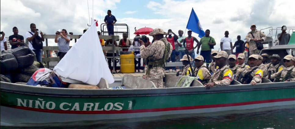 El frente 30 de las FARC comenzó su viaje el sábado en la madrugada desde las orillas del río Naya, para avanzar luego en lancha hasta Buenaventura, donde pasaron la noche.