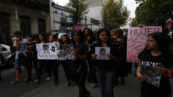 Cientos de mujeres marcharon por el asesinato de la bailarina Valeria Sosa, ocurrido en la ciudad de Montevideo.