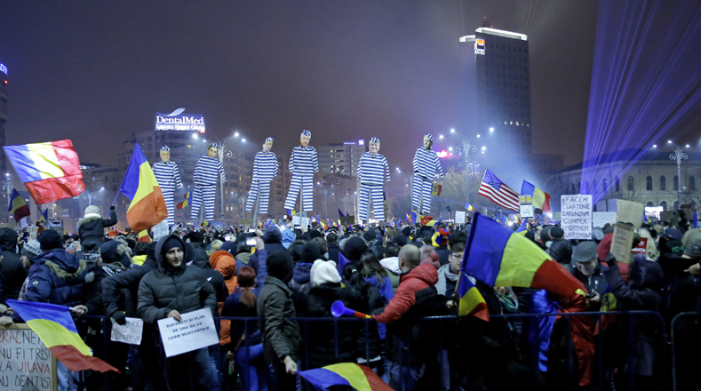 En los carteles que alzaban los manifestantes podía leerse la frase "Respétame" durante la protesta en frente de la casa del Gobierno de Rumanía.
