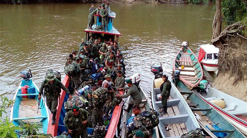 Miembros de las FARC-EP desembarcan en el municipio de Gallo, departamento de Córdoba.