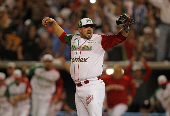El lanzador Jake Sánchez de las Águilas de Mexicali festeja el pase de su equipo a la final de la Serie del Caribe.