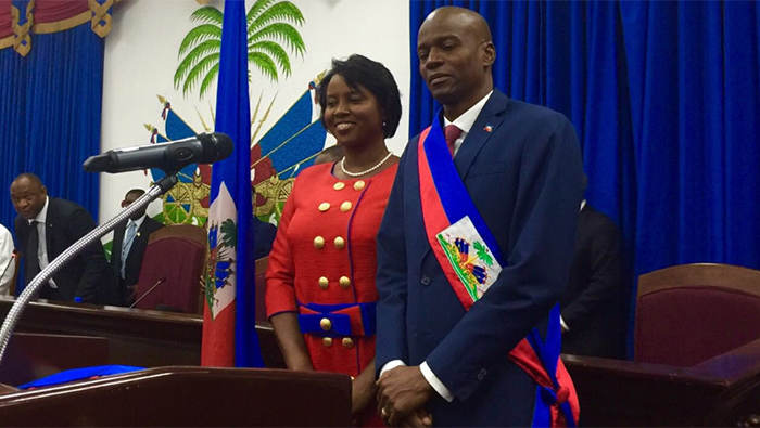 Tras el juramento el nuevo presidente de Haití abandonó el recinto para depositar una ofrenda floral en el Panteón Nacional a los héroes haitianos.