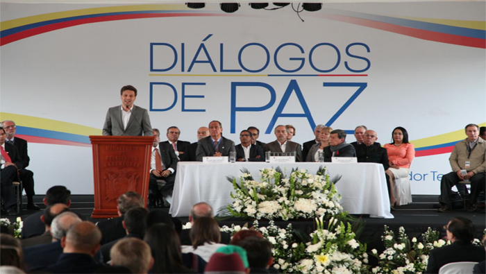 Long felicitó al pueblo colombiano porque está haciendo historia.