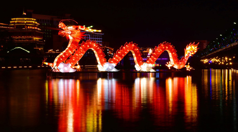 El Festival de las Linternas comenzó a celebrarse hace más de dos mil años en China, y si bien hay muchas leyendas que explican su origen, muchas de ellas tienen en común el fuego y el uso de linternas de color rojo.