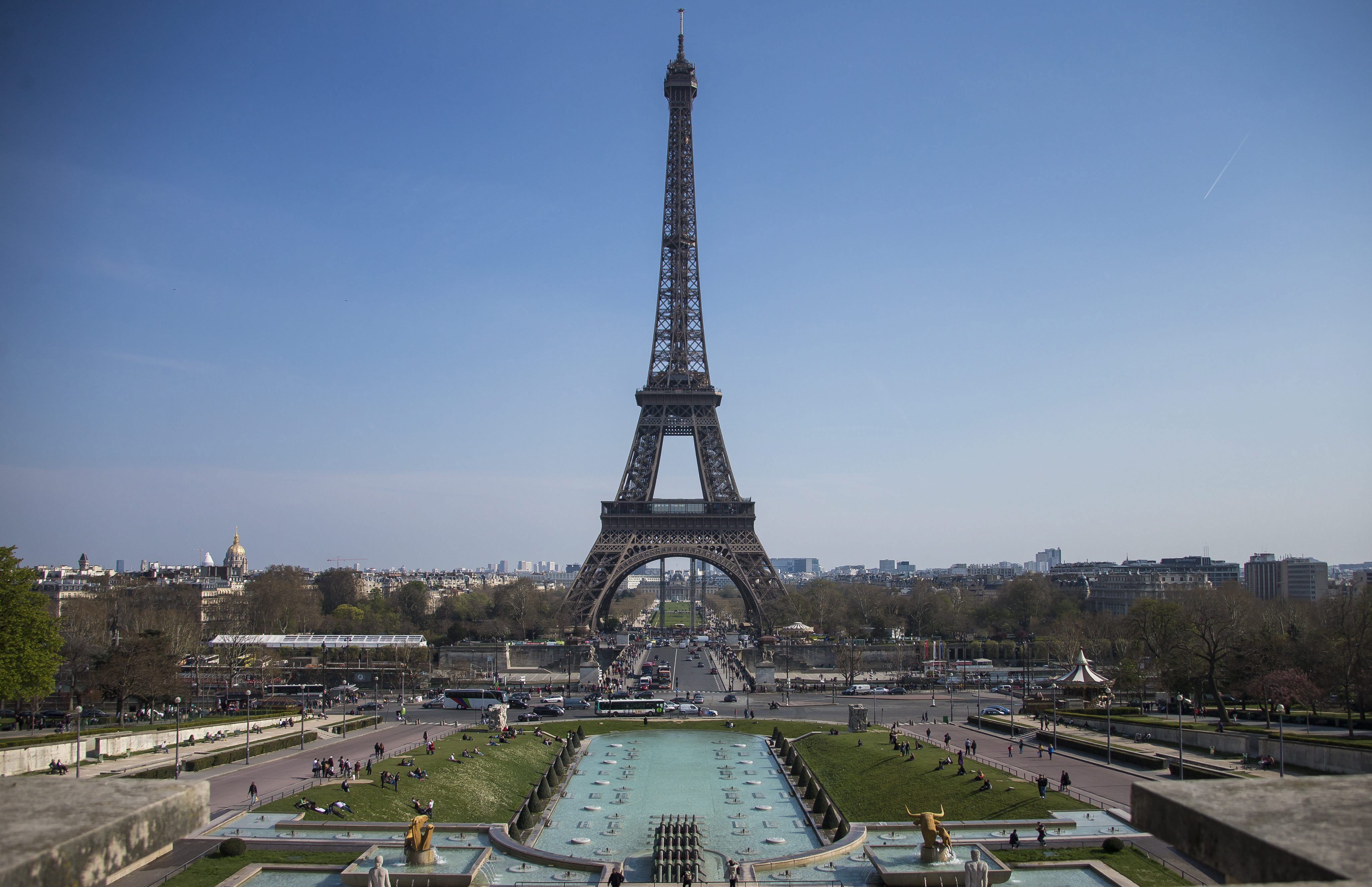 El muro de cristal antibalas alrededor de la Torre Eiffel tendrá  2,5 metros de alto.