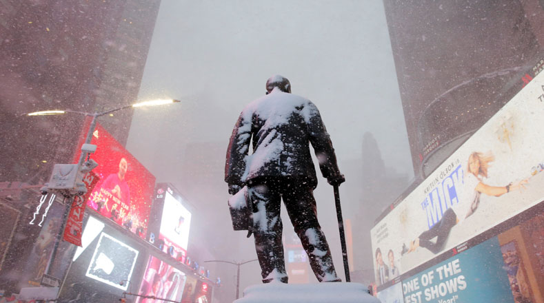 La estatua de George M. Cohan ubicada en Manhattan no ha escapado de la nieve.