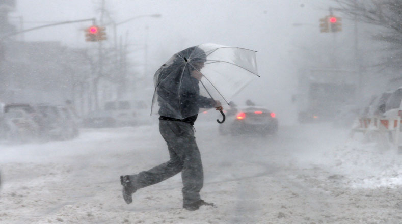 Aún con paraguas se dificulta transitar por las calles de Nueva York.
