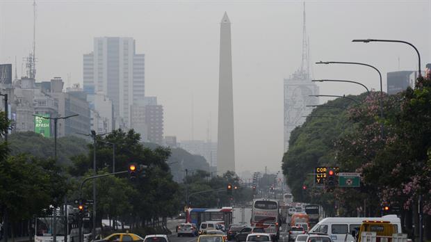 El humo concentrado sobre la capital no es tóxico, pero advirtieron que continuará en el cielo durante toda la jornada, según fuentes oficiales.