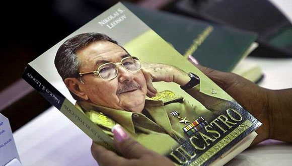 El libro narra la vida del presidente cubano desde su nacimiento el 3 de junio de 1931 en la comunidad de Birán, en la provincia oriental de Holguín, hasta la actualidad.