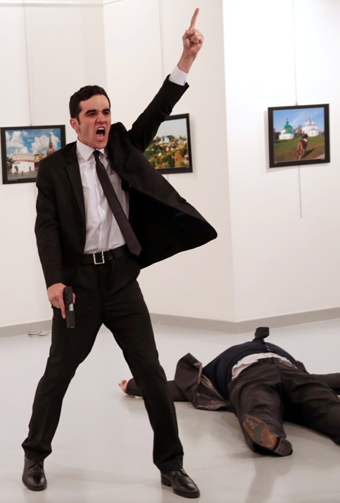 El jurado calificador revisó 80.400 fotografías y seleccionó como la imagen ganadora del año la del atentado terrorista porque refleja "el odio de nuestros tiempos". La instantánea titulada "Un asesinato en Turquía" tomada por el fotoperiodista turco Burhan Ozbilici, quien desde hace 28 años trabaja para la agencia Associated Press.
