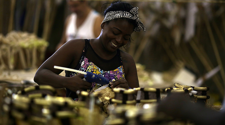 Con entusiasmo, los habitantes de Río trabajan en la elaboración de todo lo necesario para las comparsas.