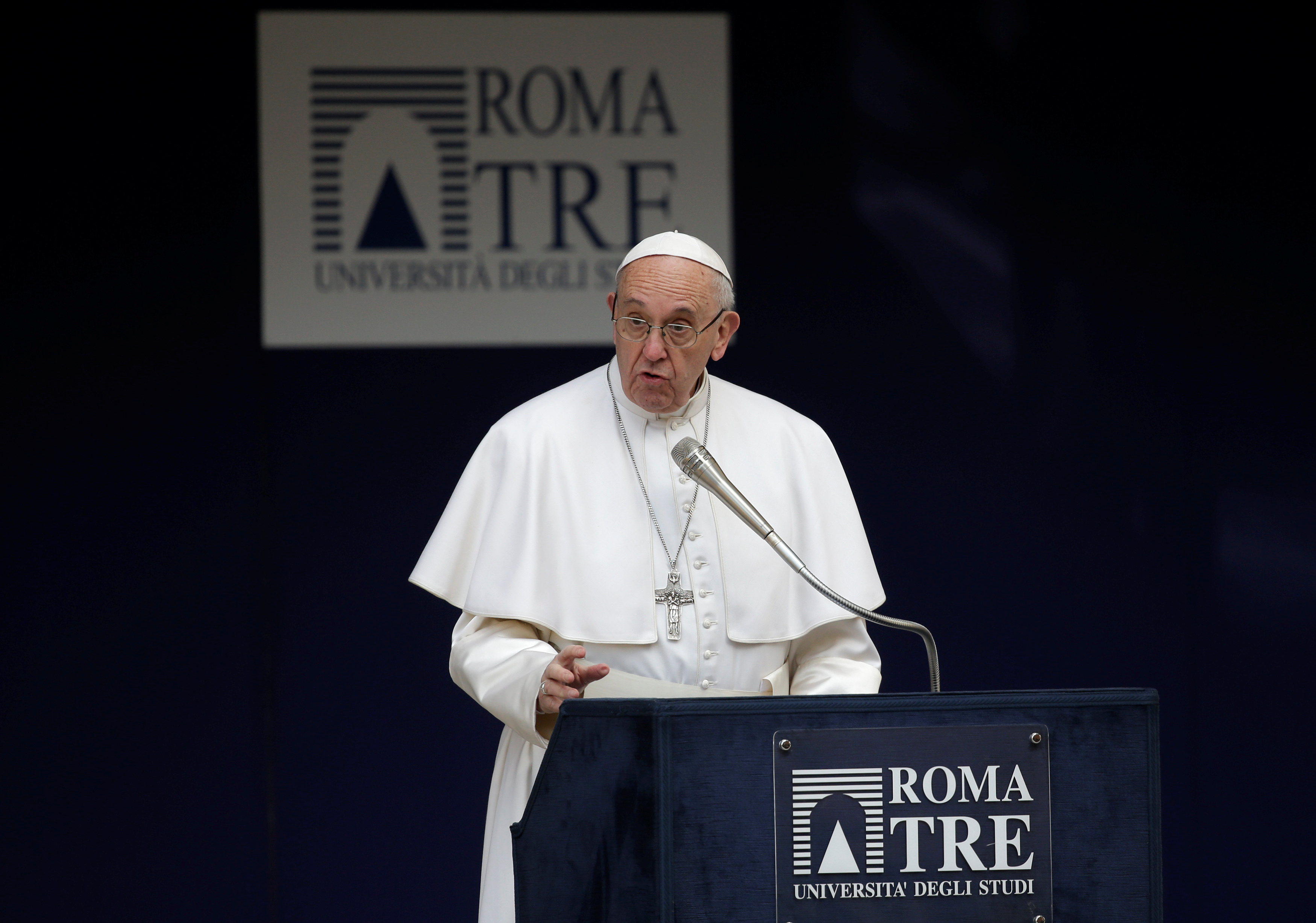 El pontífice dijo que el flujo de migrantes se podría reducir al ponerse fin a las guerras y la pobreza.