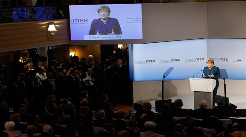 La canciller Angela Merkel agradeció a la OTAN mantener las conversaciones con Moscú.