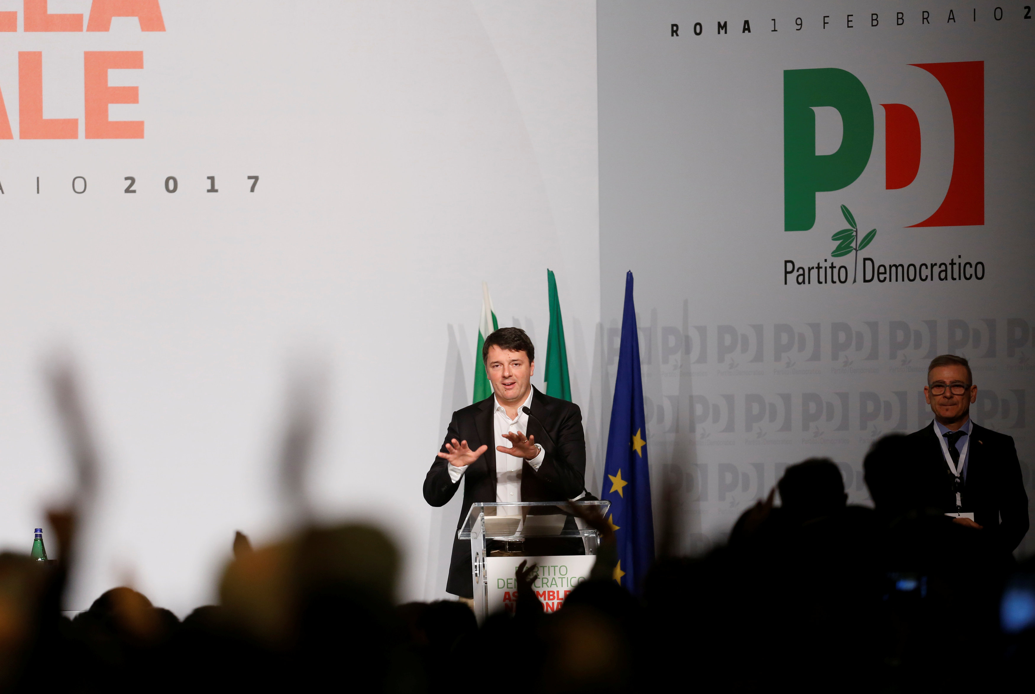 Como lo prometió, Renzi anunció el domingo en una reunión con otros líderes de su partido que estaba renunciando.