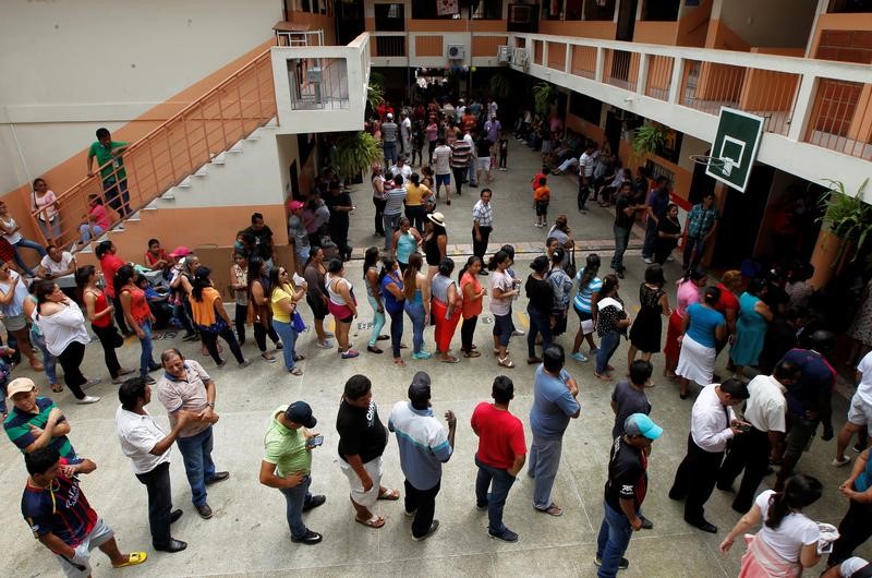 Los ecuatorianos acuden este domingo a las urnas para elegir al sucesor de Rafael Correa y otras autoridades del país.