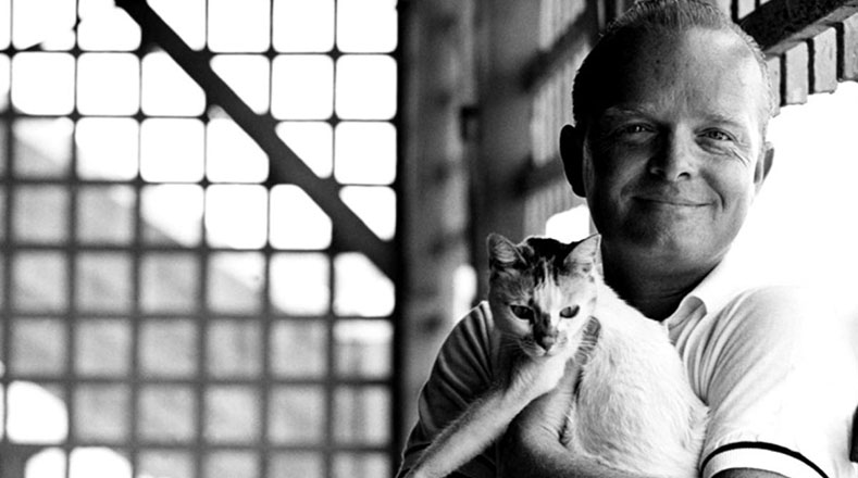 El periodista y escritor estadounidense Truman Capote adoraba cargar a sus gatos.