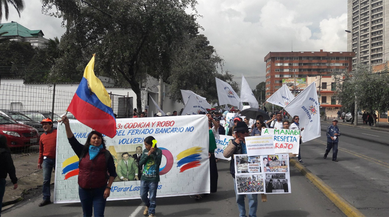 La marcha de maestros se produce un día después del anuncio de segunda vuelta electoral en Ecuador.