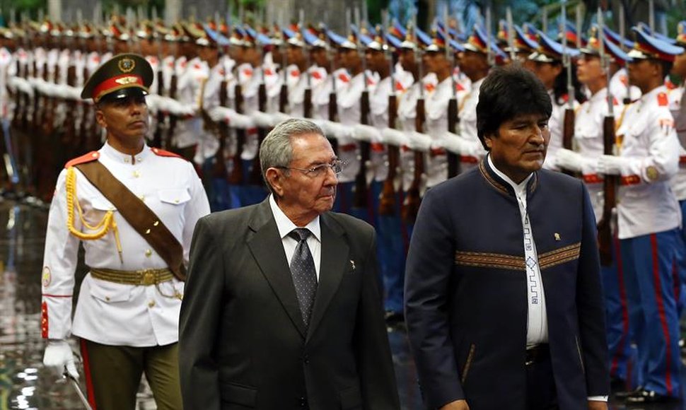El presidente Evo Morales con su homólogo Raúl Castro, durante una visita oficial a Cuba en mayo de 2016.