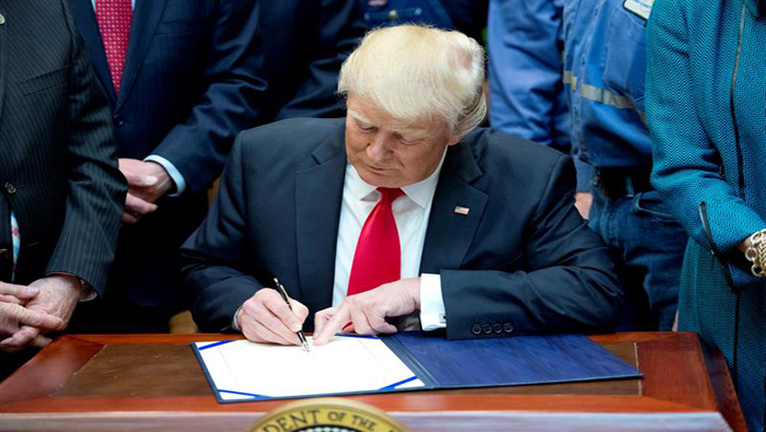 El presidente de los Estados Unidos, Donald Trump, ha revocado diversos decretos y órdenes firmadas por la anterior administración de Obama.