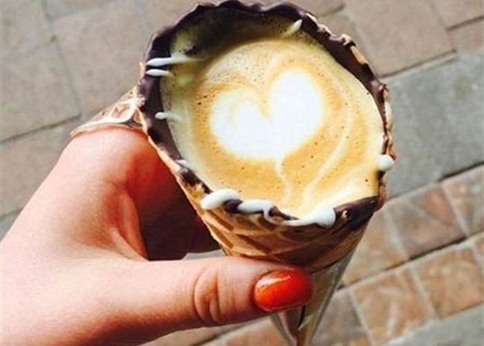 La nueva forma de tomar café se vuelve popular en las redes sociales.