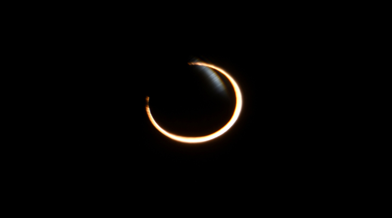 Los habitantes de Coyhaique, en la Patagonia chilena, fueron este domingo testigos privilegiados de un eclipse anular del Sol que se pudo observar por completo en esa localidad y la vecina Puerto Aysén.
