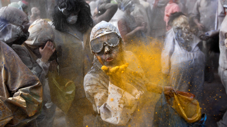 En la ciudad de Galaxidi (Grecia) celebran el "Lunes de Ceniza" las personas participan en una colorida "guerra de la harina", una fiesta tradicional que marca el final de la temporada de carnaval y el comienzo de la Cuaresma hasta la Pascua Ortodoxa.