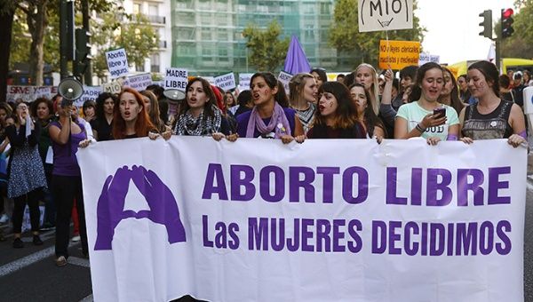 Las mujeres, incluidas las adolescentes, con embarazos no deseados suelen recurrir al aborto peligroso si no pueden acceder al aborto seguro.