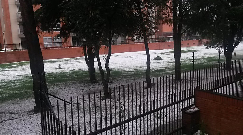 El color blanco se adueñó del pavimento en las calles de Bogotá.