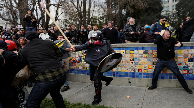 Poco después en un parque en Berkeley, en la bahía de San Francisco, manifestantes golpearon a sus oponentes en la cabeza con palos de madera. Los partidarios de Trump lanzaron gas pimienta, mientras la policía antidisturbios se mantuvo a distancia.