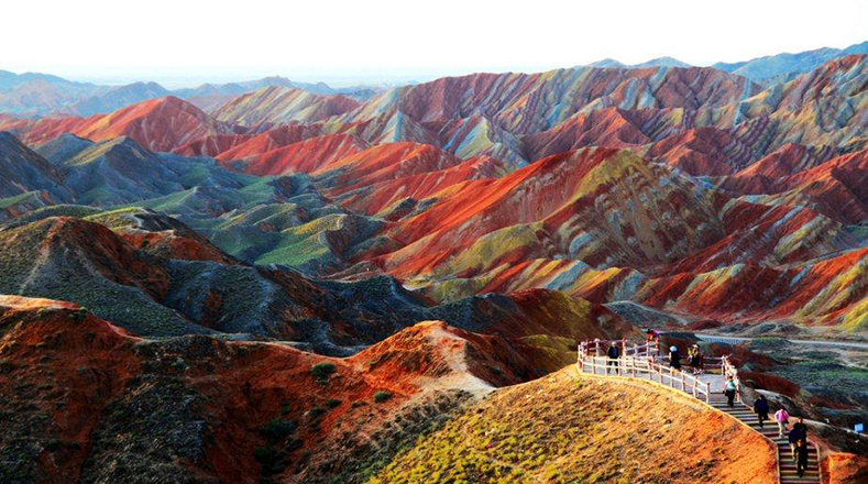 Montañas del Parque Geológico multicolor Zhangye Danxia, ubicado en la provincia de Gansu en el norte de China. Son formaciones de arenisca y otros depósitos minerales acumulados durante millones de años. 