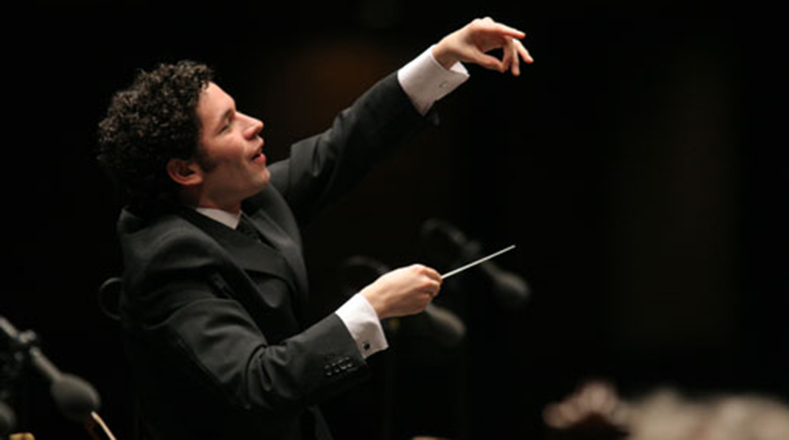 Dudamel es reconocido como el director más joven en haber dirigido la Filarmónica de Vienna.