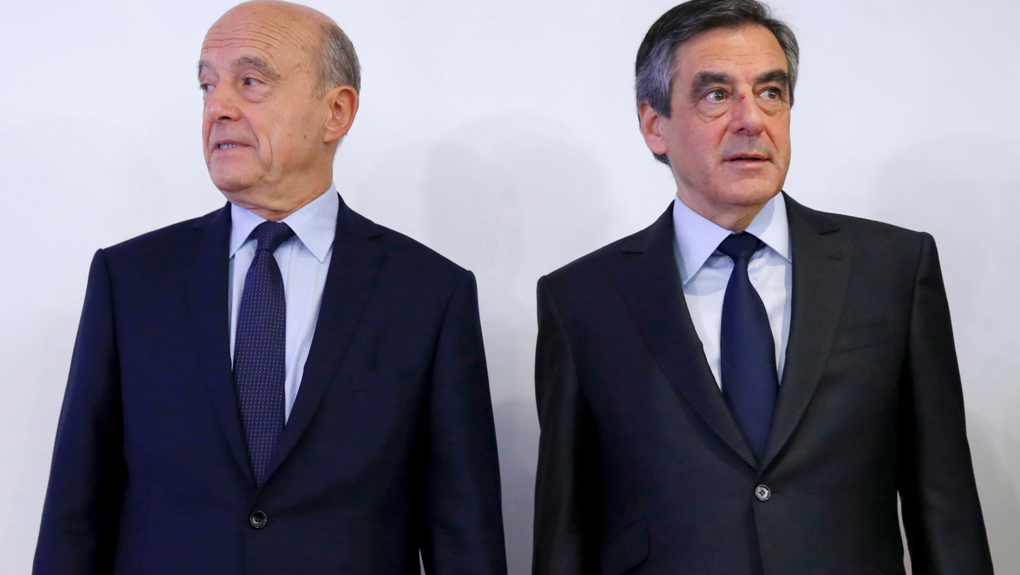 Derrotado en primarias por Fillon (d), ahora Juppé abraza su candidatura.