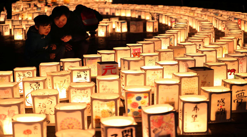 Las víctimas del terremoto y posterior tsunami son recordadas este año con el encendido de lamparas iluminadas por velas.