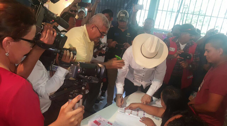  La precandidata por el partido Libre, Xiomara Castro, votó en la ciudad de Catacamas, departamento de Olancho, oriente, acompañada de su esposo, el expresidente hondureño Manuel Zelaya.
