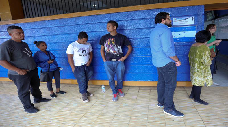 Los comicios se extendieron hasta las 17:00 hora local (23:00 GMT) por la demora que hubo en la apertura de algunos centros de votación, dijo el magistrado presidente del TSE, Erick Rodríguez.